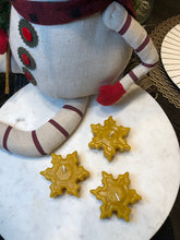 Load image into Gallery viewer, Beeswax Snowflake Candle