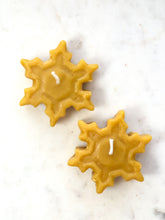 Load image into Gallery viewer, Beeswax Snowflake Candle