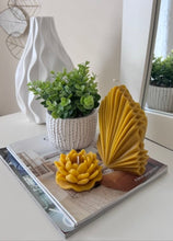 Load image into Gallery viewer, Beeswax Lotus Flower Candle