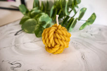 Load image into Gallery viewer, Beeswax Knot Rope Candle