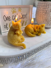 Load image into Gallery viewer, Beeswax Sleepy Cat Candle
