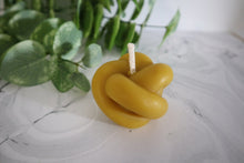 Load image into Gallery viewer, Beeswax Knot Candle
